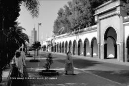 Image du Maroc Professionnelle de  Trois femmes marocaines traditionnellement vêtues marchent dans une importante artère qui permet l'accès à la cité des Habous, au fond le minaret de la mosquée Ben Youssef. Parmi les endroits les plus pittoresques de Casablanca, le quartier des Habous est conçu par les architectes Auguste Cadet et Edmond Brion d’après l’ébauche d’un premier plan-masse dû à Albert Laprade. , Mercredi 3 Novembre 2011. Le quartier des Habous fait partie du patrimoine architectural de Casablanca (Photo / Abdeljalil Bounhar) 
